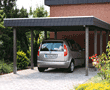 Carports aus kesseldruckimprägniertem Nadelholz mit Senkrechtblende und Alu-Abdeckung