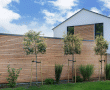 Holzfassade mit Rhombusprofil. Douglasienholz ist von Natur aus dauerhaft haltbar