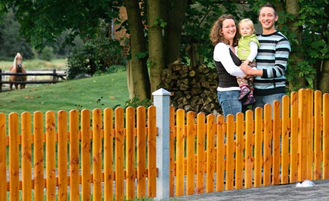 Friesen-Zaun aus Douglasie mit Kiefer Lasur und Stahlpfosten Friesen Douglasie mit Kiefer Lasur und Stahlpfosten