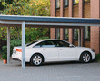 Carports aus Holz mit nur vier Pfosten, für bequemes Ein- und Aussteigen