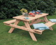 Picknicktisch mit Sitzflächen. Douglasienholz ist natürlich dauerhaft haltbar.