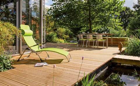 Terrasse aus Kiefernholz „resoursa“ – wasserabweisend dank Kesseldruckimprägnierung und Wachslasur Terrassendiele aus Kiefer mit Premiumprofil, haltbar und wasserabweisend