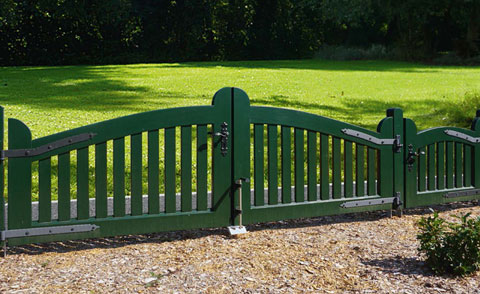 Toranlage aus Douglasien- und Fichtenholz „Classic“, RAL Sonderfarbe Toranlagen mit Pfosten aus Douglasie, in Color mit Latten aus Fichtenholz